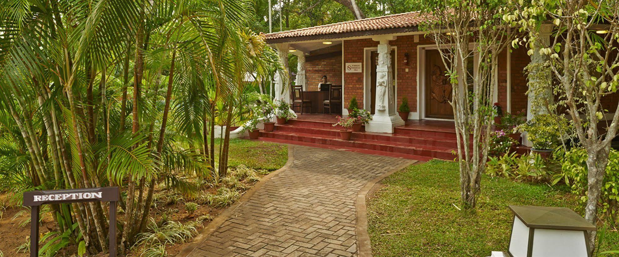 Hotel Club Mahindra Ashtamudi Nīndakara Esterno foto