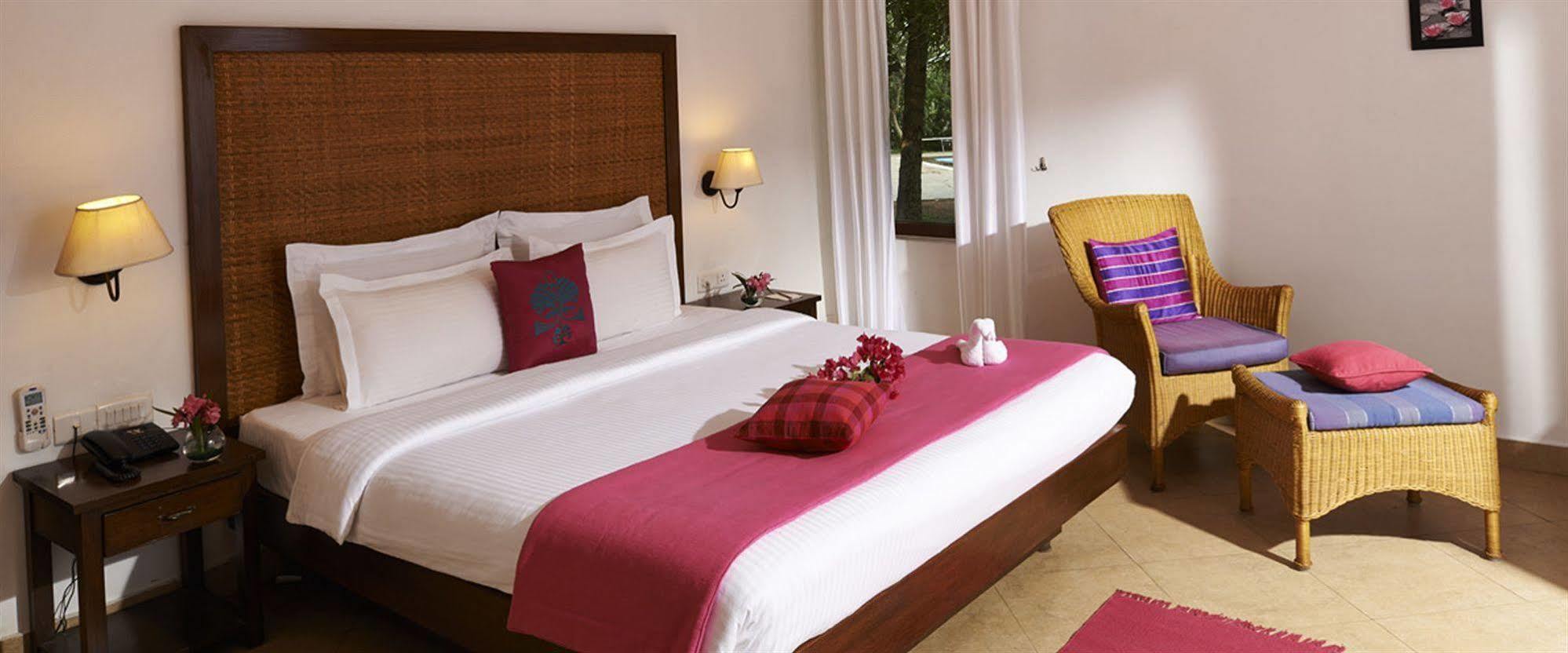 Hotel Club Mahindra Ashtamudi Nīndakara Esterno foto